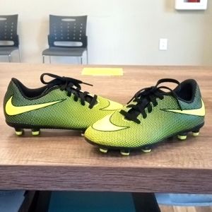 Youth soccer shoes